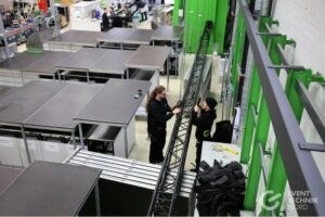Mitarbeiter von ETNord montieren Traversen für Veranstaltungstechnik in der Werkstatt.