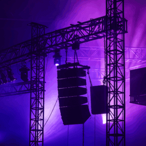 Line-Array-Lautsprecheranlage an Traversen mit Lichtshow.
