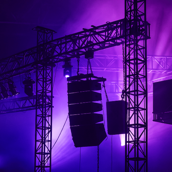 Line-Array-Lautsprecheranlage an Traversen mit Lichtshow.