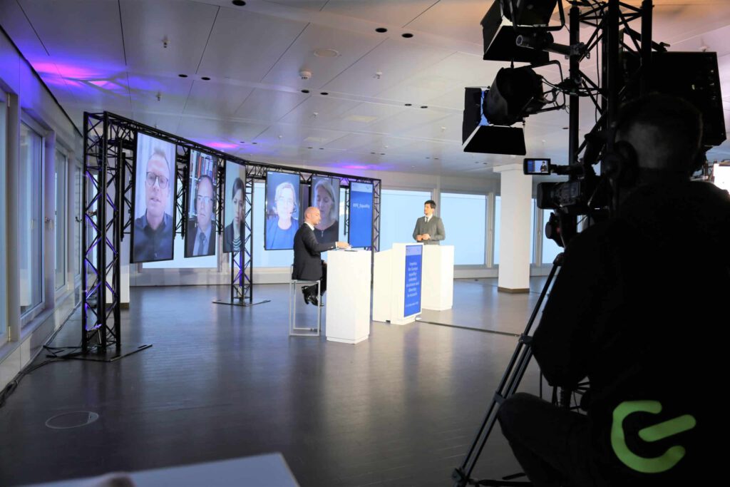 Kamera filmt eine Veranstaltung mit Traversenaufbau und farbiger LED-Beleuchtung