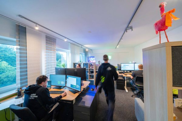 ETnord-Team im Büro an Arbeitsplätzen mit mehreren Monitoren